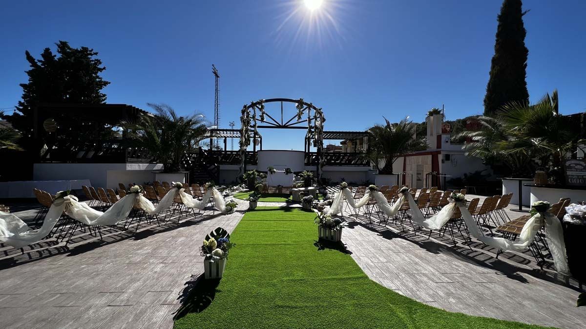 Invitados durante el banquete de una boda celebrada en Grupo M-LÍA