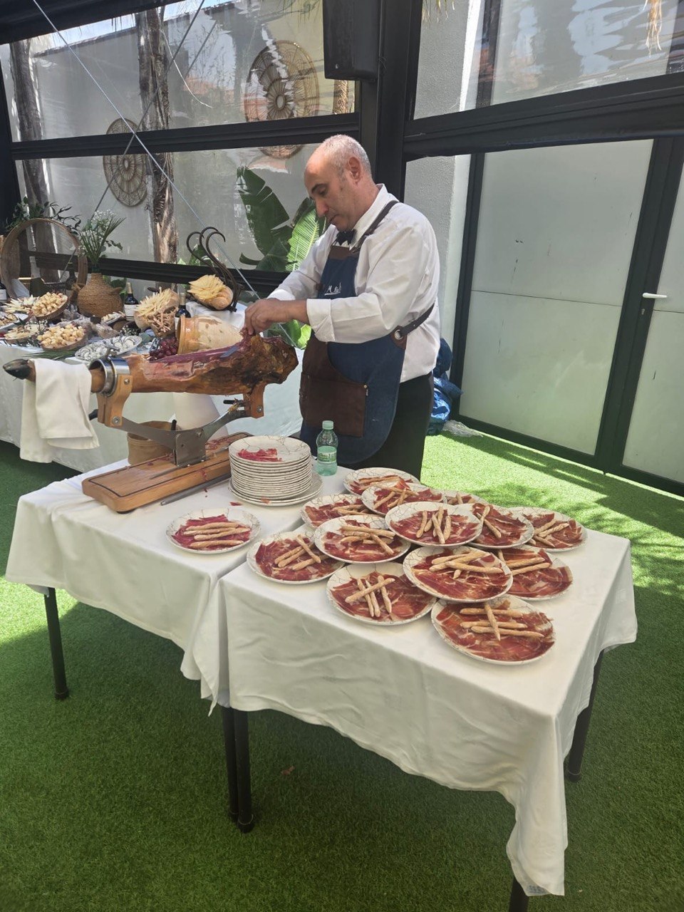 Cortador de jamón en un catering de M-LÍA