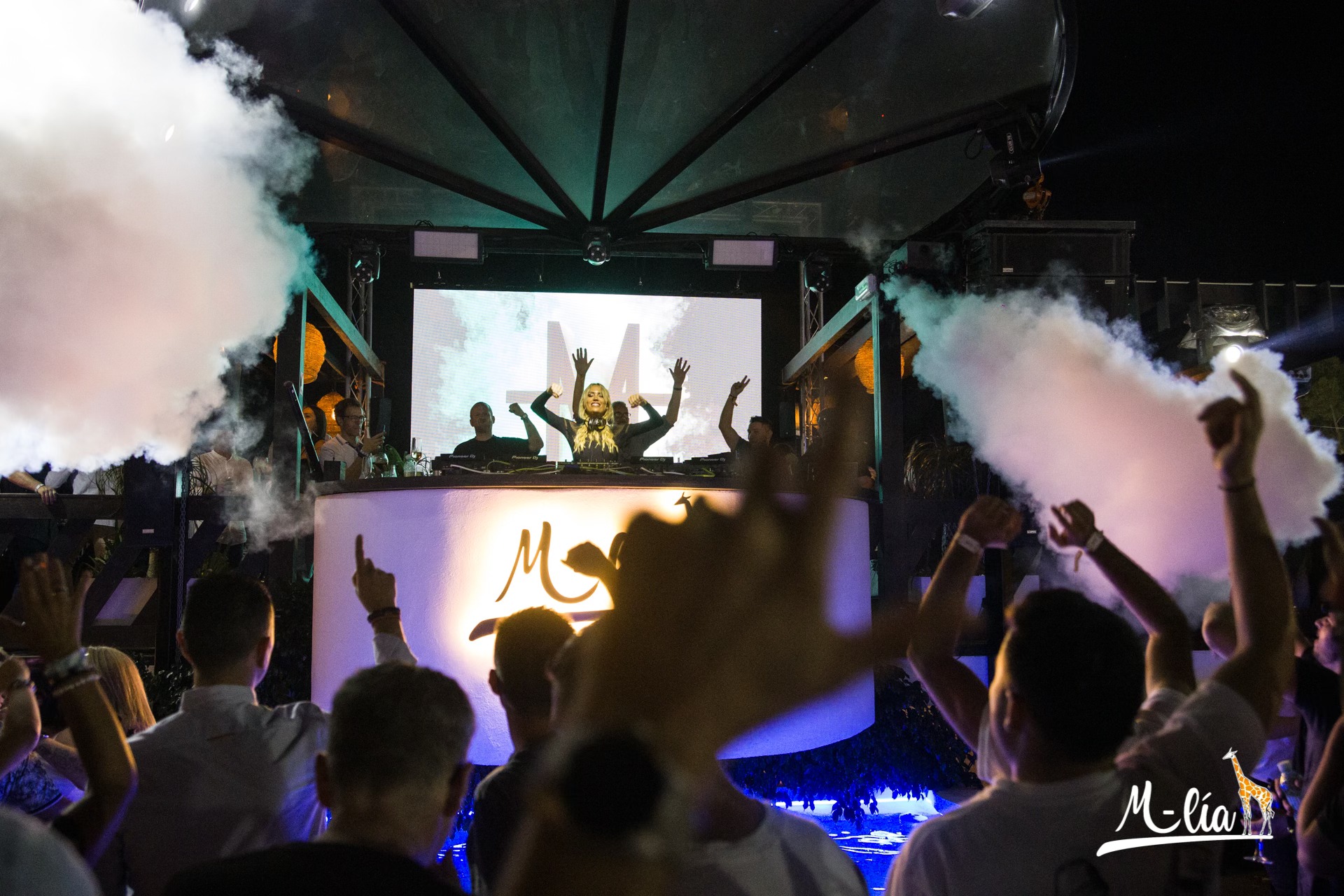 DJ y público en M-LÍA